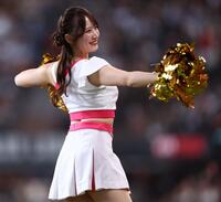 ラッキー７の前にパフォーマンスを披露するハニーズ（撮影・中島達哉）