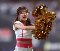 ラッキー７の前にパフォーマンスを披露するハニーズ（撮影・中島達哉）