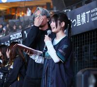 今年からヒーローインタビュアーを務めるＦビレッジアンバサダーの滝谷美夢さん（右）＝撮影・中島達哉