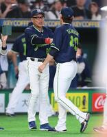 今季初勝利を挙げた高梨（右）と握手を交わす池山監督（撮影・開出牧）