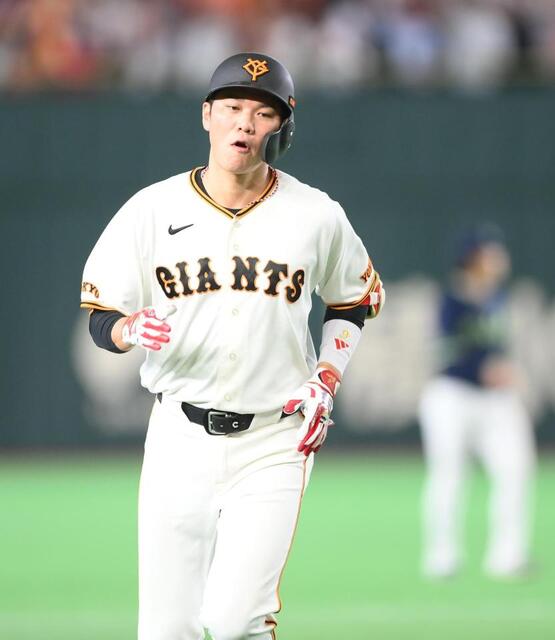 ７回、中越えソロを放ちベースを回る坂本（撮影・開出牧）
