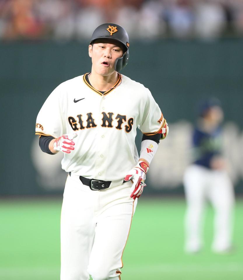 ７回、中越えソロを放ちベースを回る坂本（撮影・開出牧）