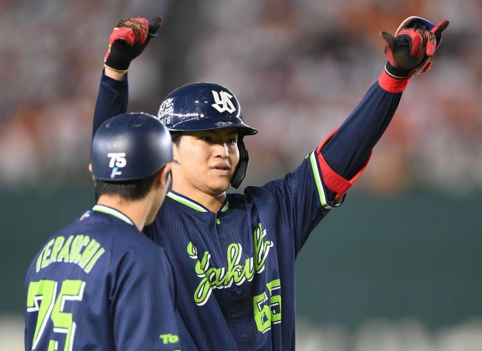 　１回、先制三塁打を放ちガッツポーズを決める鈴木叶（撮影・開出牧）