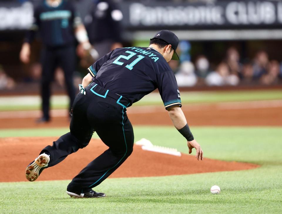 １回、打者・周東の打球をファンブルした清宮幸（撮影・中島達哉）