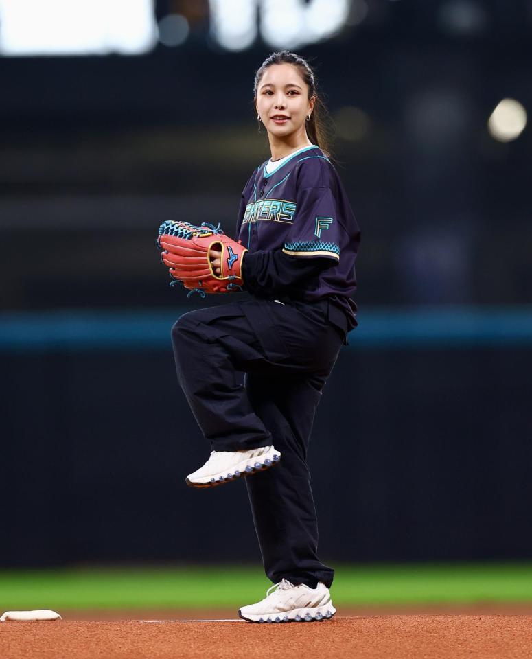 ファーストピッチセレモニーで投球する高梨沙羅（撮影・中島達哉）