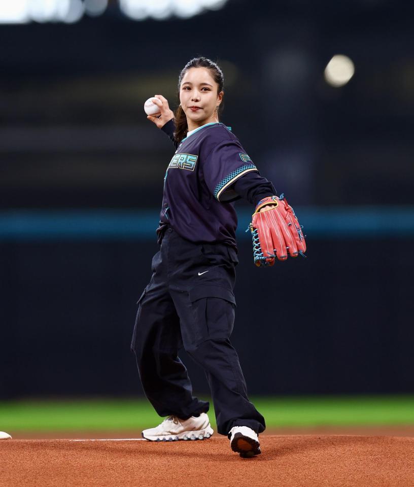 ファーストピッチセレモニーで投球する高梨沙羅（撮影・中島達哉）