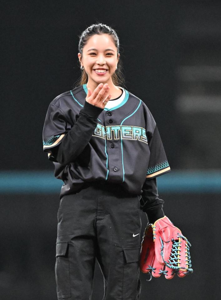 ファーストピッチを務め、笑顔を見せるスキー・ジャンプ女子の高梨沙羅