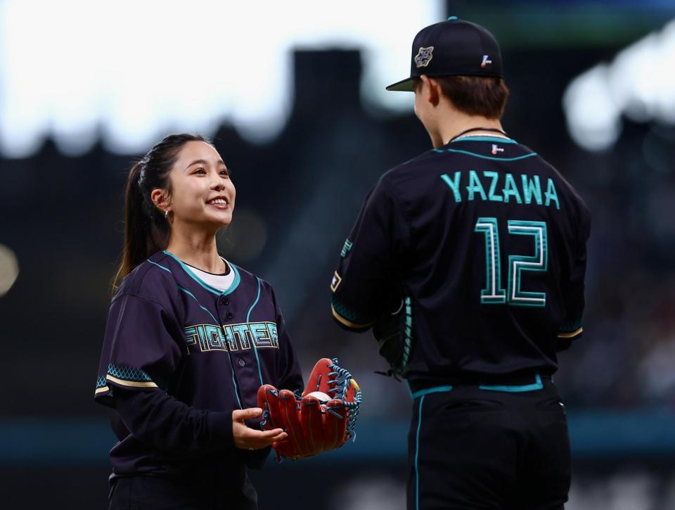 ファーストピッチセレモニーで投球し、捕手役を務めた矢沢（右）と言葉を交わす高梨沙羅（撮影・中島達哉）