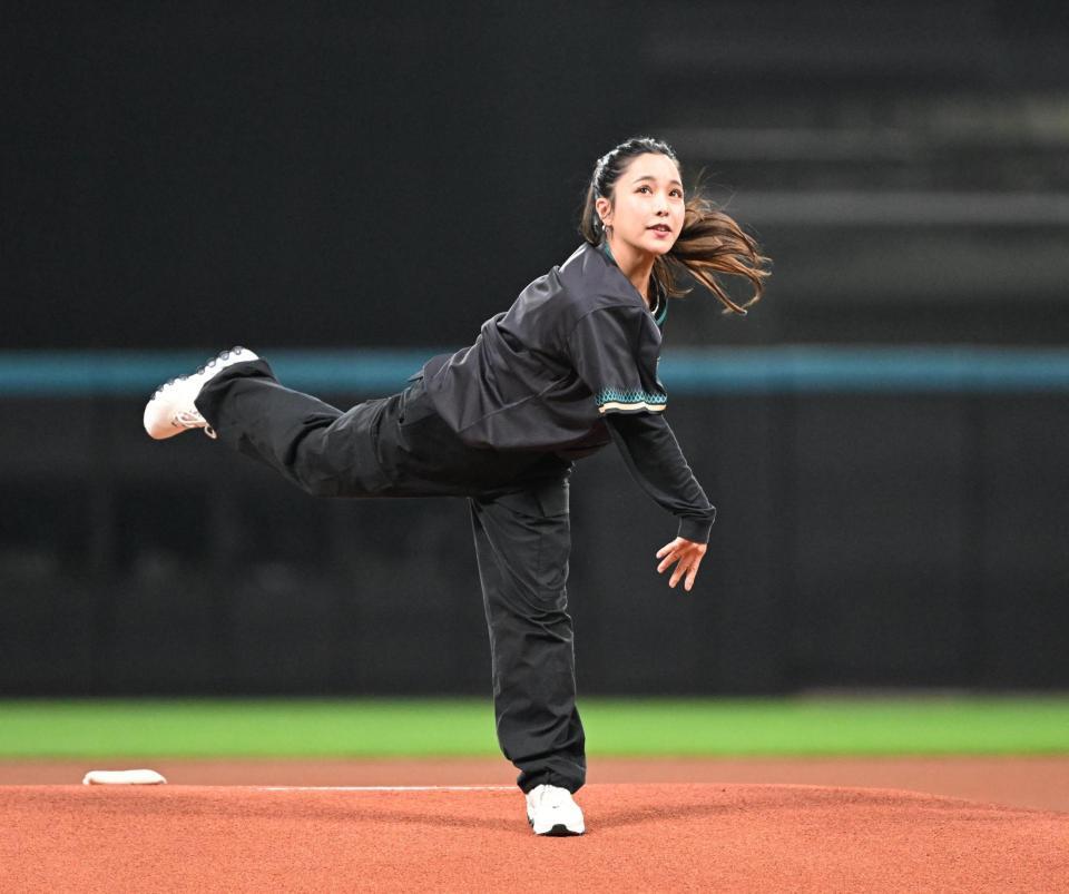 ファーストピッチを務めるスキー・ジャンプ女子の高梨沙羅