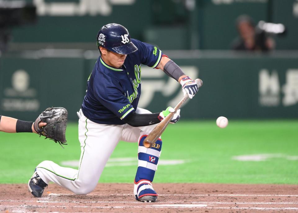 ３回、送りバントを決める古賀（撮影・開出牧）