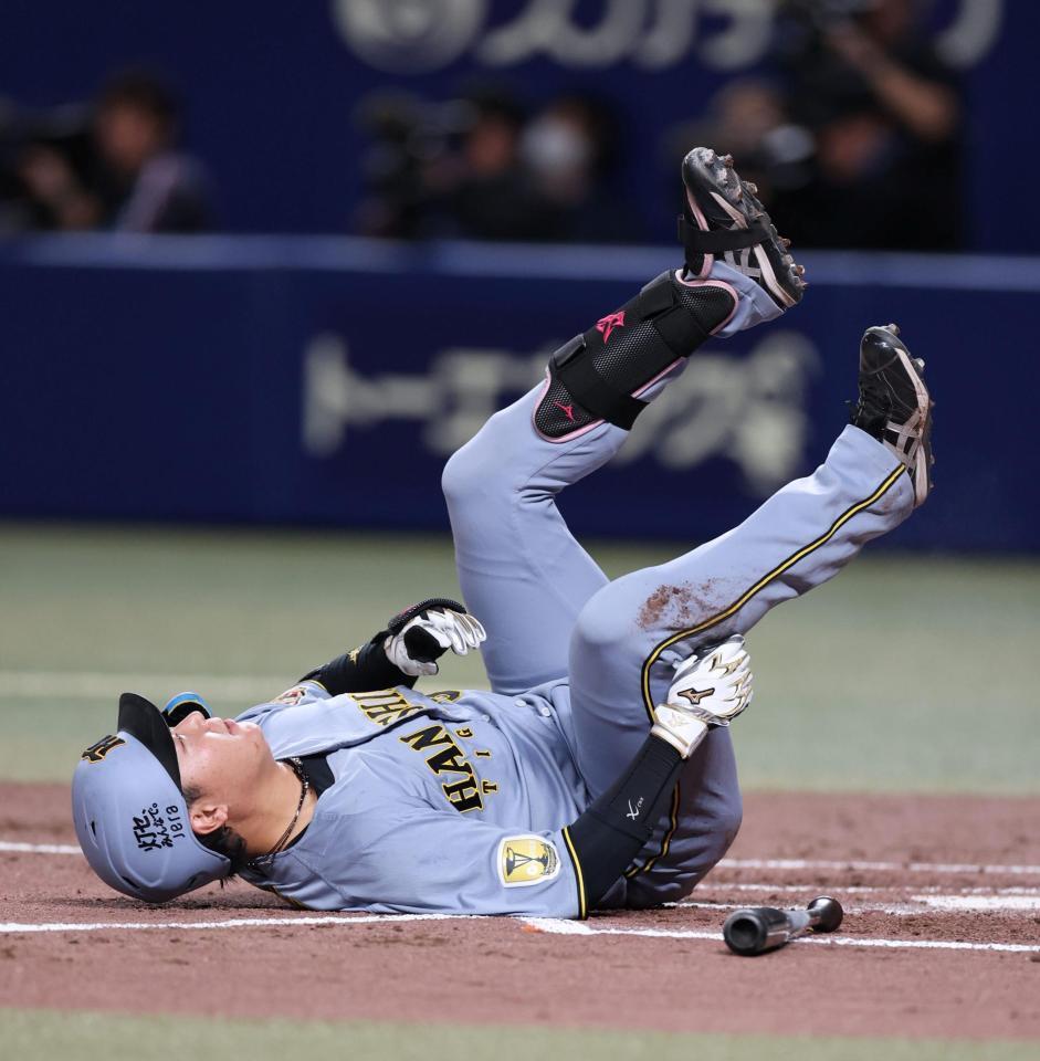 ４回、大山は高橋の送球が頭部付近に投じられグラウンドに倒れ込む（撮影・山口登）