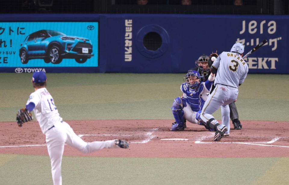 ４回、頭部付近に来た投球をよける大山（撮影・立川洋一郎）