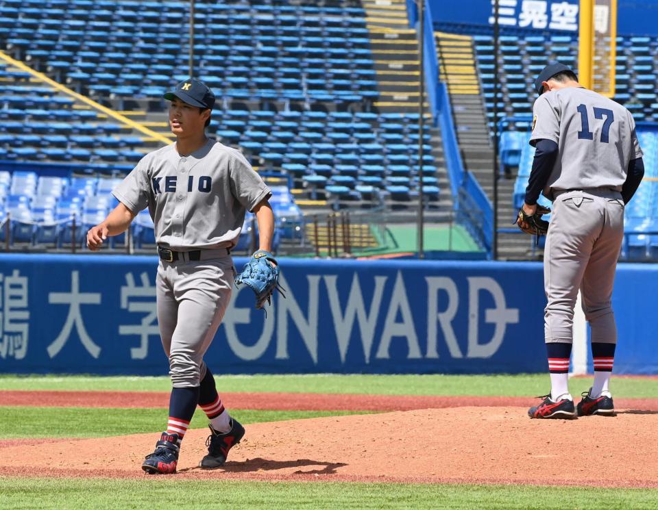 ３回途中で降板する慶大・広池浩成（左）＝撮影・持木克友