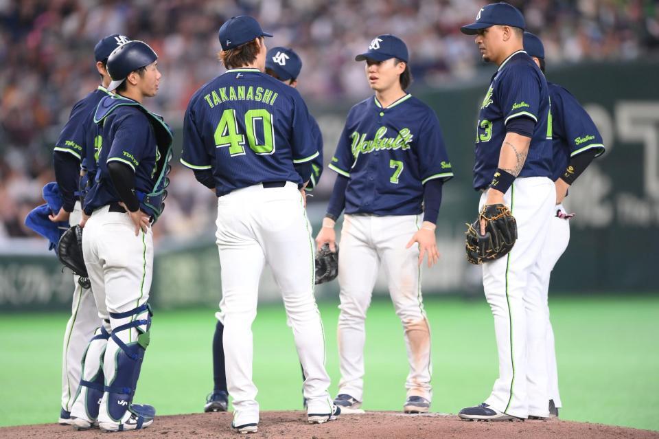 ７回、中山に中前打を打たれた先発の高梨（４０）の元に集まるヤクルトナイン（撮影・開出牧）