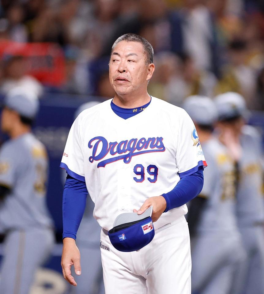 阪神に３連敗を喫し、厳しい表情の井上監督（撮影・西田忠信）