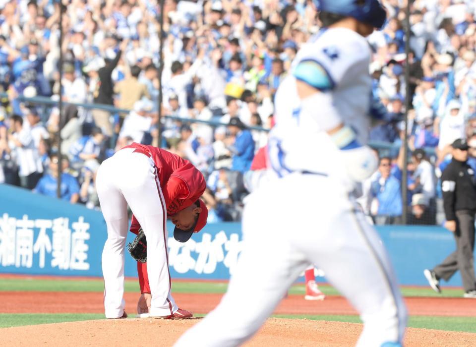 ７回、度会（右）に勝ち越し２ランを許す森浦（撮影・石井剣太郎）