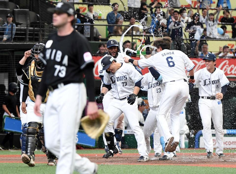 １０回、林安可（中央）はロング（左）から右越えにサヨナラ本塁打を放ち、歓喜のシャワーを浴びる（撮影・佐藤厚）