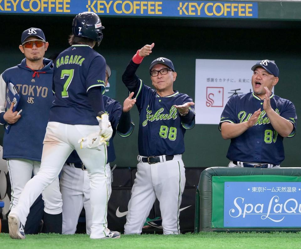 ３回、オスナの一ゴロの間に先制のホームに滑り込んだ長岡（７）を迎える池山監督（後方中央）＝撮影・開出牧