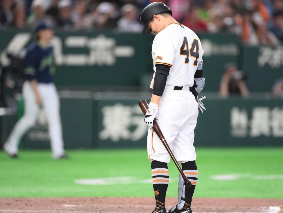 ８回、三振に倒れ肩を落とす佐々木（撮影・開出牧）