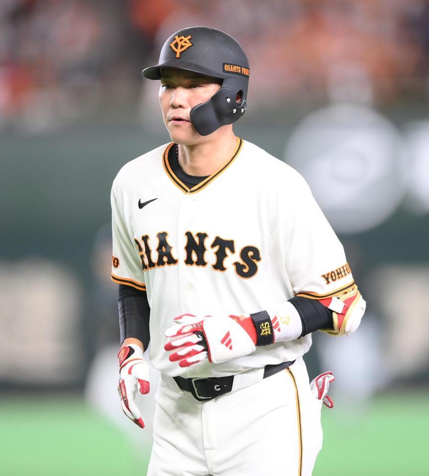 ５回、中飛に倒れた坂本（撮影・開出牧）