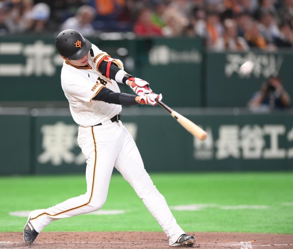 ５回、中飛に倒れた坂本（撮影・開出牧）