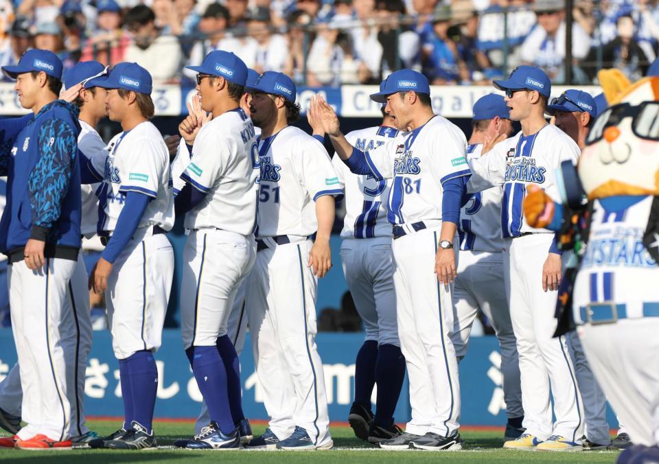 試合を制しタッチを交わすＤｅＮＡナイン（撮影・石井剣太郎）