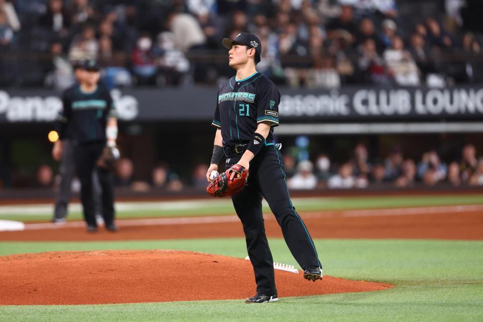 １回、適時失策をし、肩を落とす清宮幸（撮影・中島達哉）