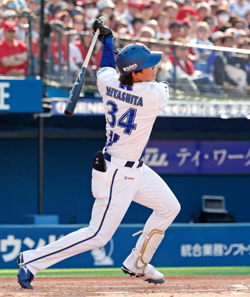 ７回、宮下が右越えに本塁打を放つ