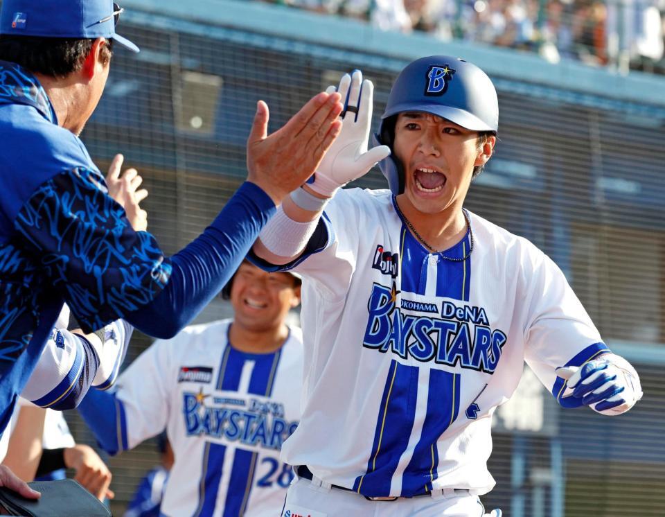 ７回、代打で勝ち越し２ランを放ちナインに迎えられる度会（右）