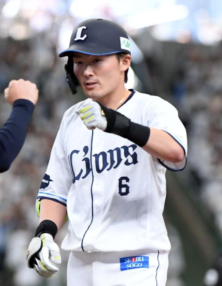 ９回、源田は右前に同点適時打を放つ（撮影・佐藤厚）