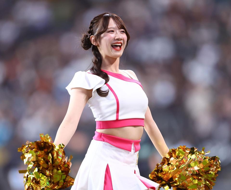 ＹＭＣＡダンスを披露するハニーズ（撮影・中島達哉）