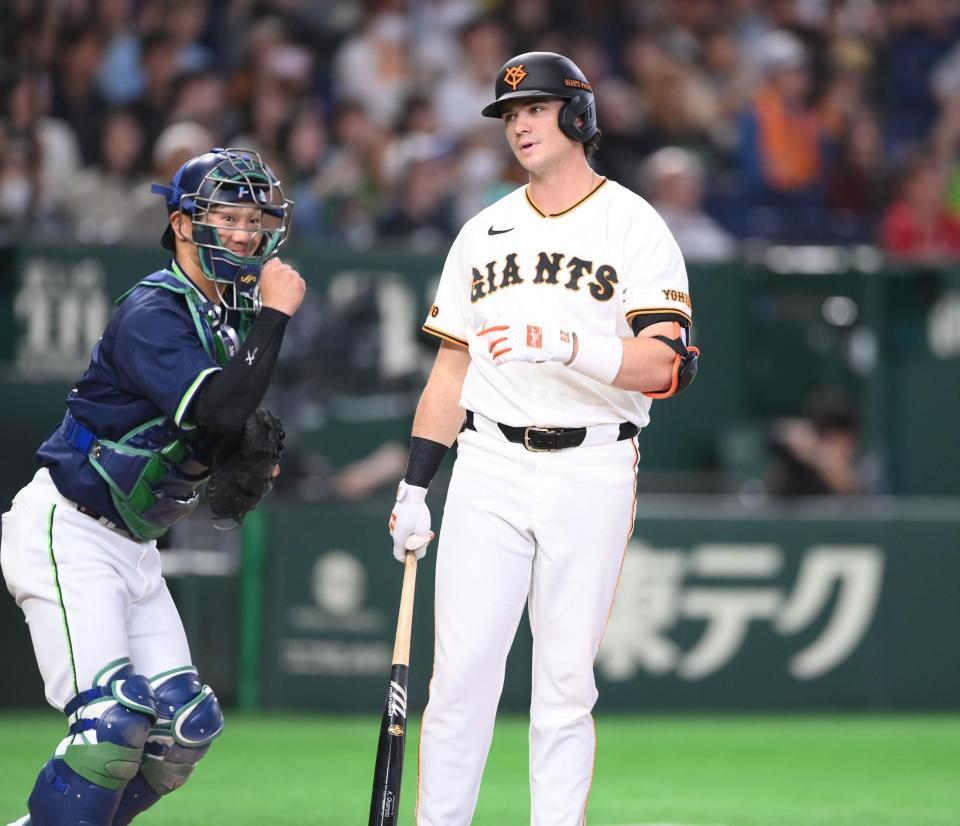 ９回、見逃し三振に倒れたダルベック。捕手・古賀（撮影・開出牧）