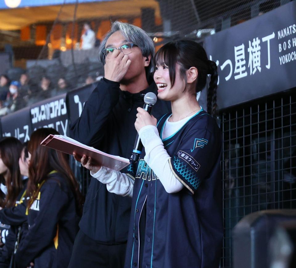 今年からヒーローインタビュアーを務めるＦビレッジアンバサダーの滝谷美夢さん（右）＝撮影・中島達哉