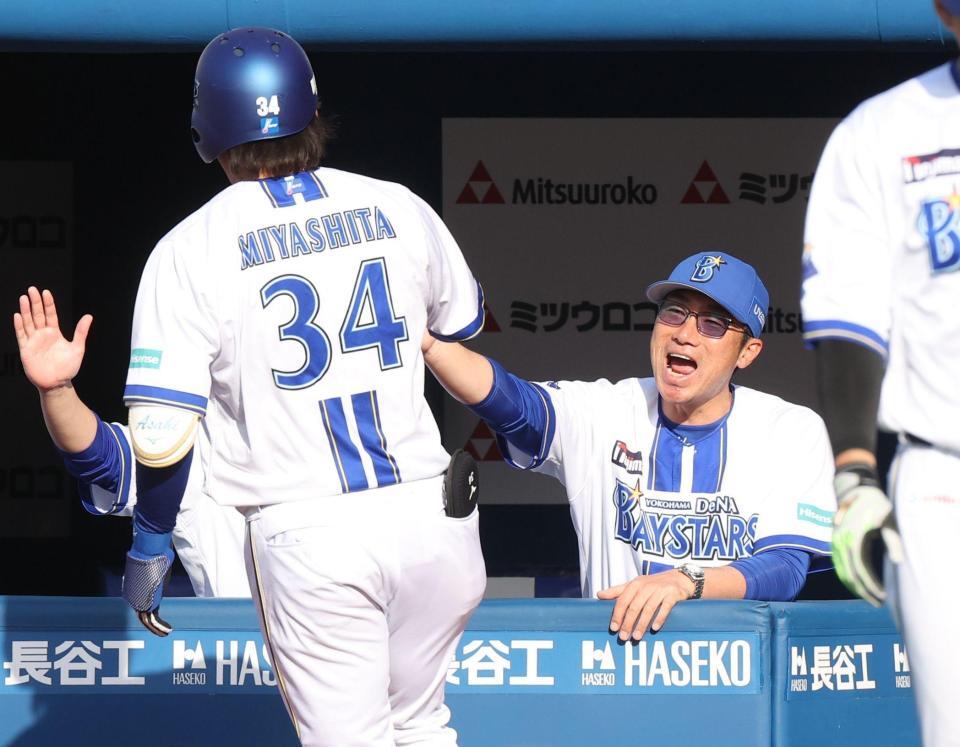 ７回、本塁打を放った宮下（３４）を迎える相川監督（右）＝撮影・石井剣太郎