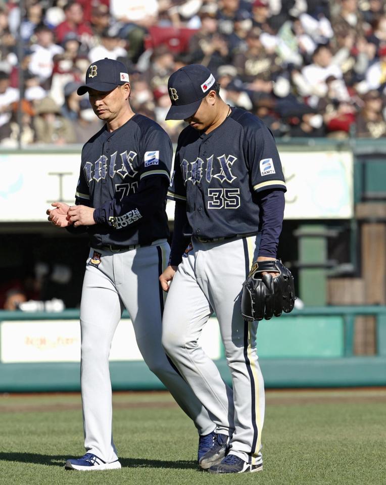 　８回に３失点し、交代を告げた岸田監督（左）とベンチへ引き揚げる古田島