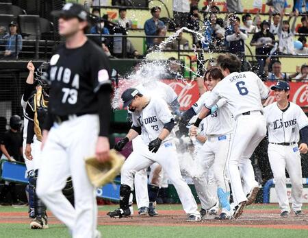 　歓喜のシャワーを浴びる林安可。左はロング（撮影・佐藤厚）