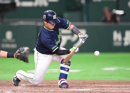 　バントを決める古賀（撮影・開出牧）