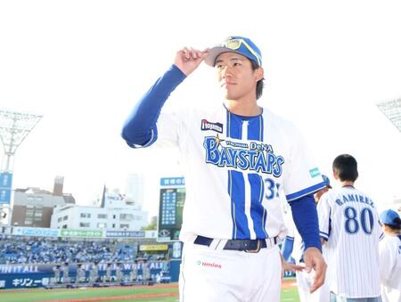 　ヒーローインタビューを終え、グラウンドを後にする宮下（撮影・石井剣太郎）