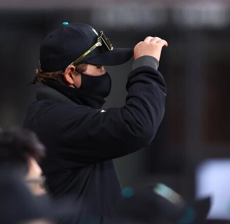 １回、戦況を見つめる新庄監督（撮影・中島達哉）