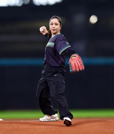 １２日のファーストピッチセレモニーで投球する高梨沙羅（撮影・中島達哉）