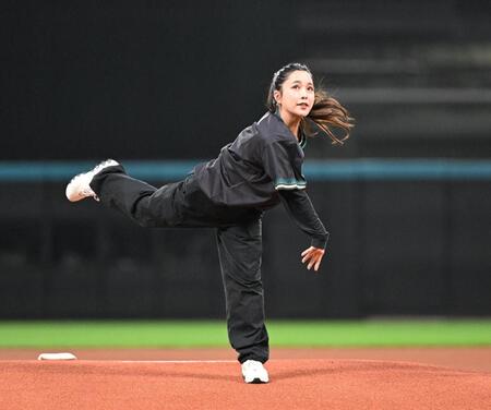 １２日のファーストピッチを務めるスキー・ジャンプ女子の高梨沙羅