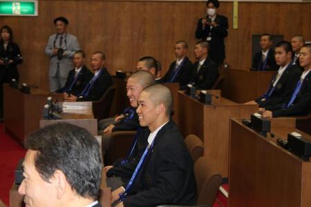 笑顔を見せる大阪桐蔭・黒川（手前）と吉岡