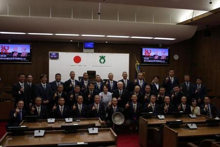 大東市長らと記念撮影した大阪桐蔭硬式野球部