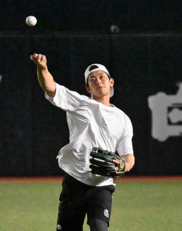 　キャッチボールするソフトバンクの今宮＝１３日、みずほペイペイドーム