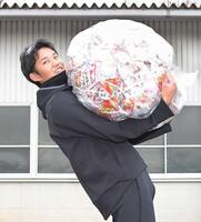 過去最多となる８００袋のベビースターラーメンを差し入れる藤浪晋太郎＝２０１９年