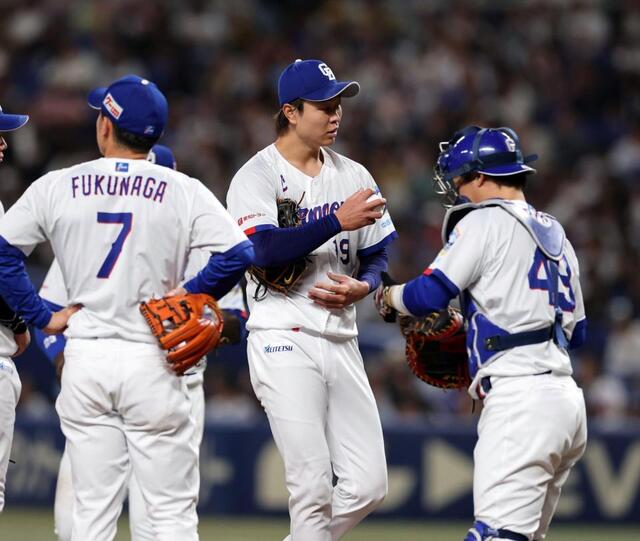 ５回、ピンチを迎え高橋宏（中央）ら中日ナインがマウンドに集まる（撮影・山口登）