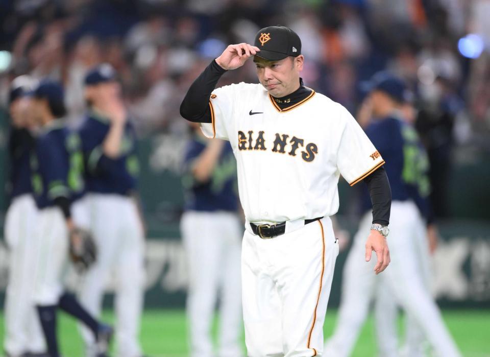　ヤクルトに連敗した阿部監督（撮影・開出牧）