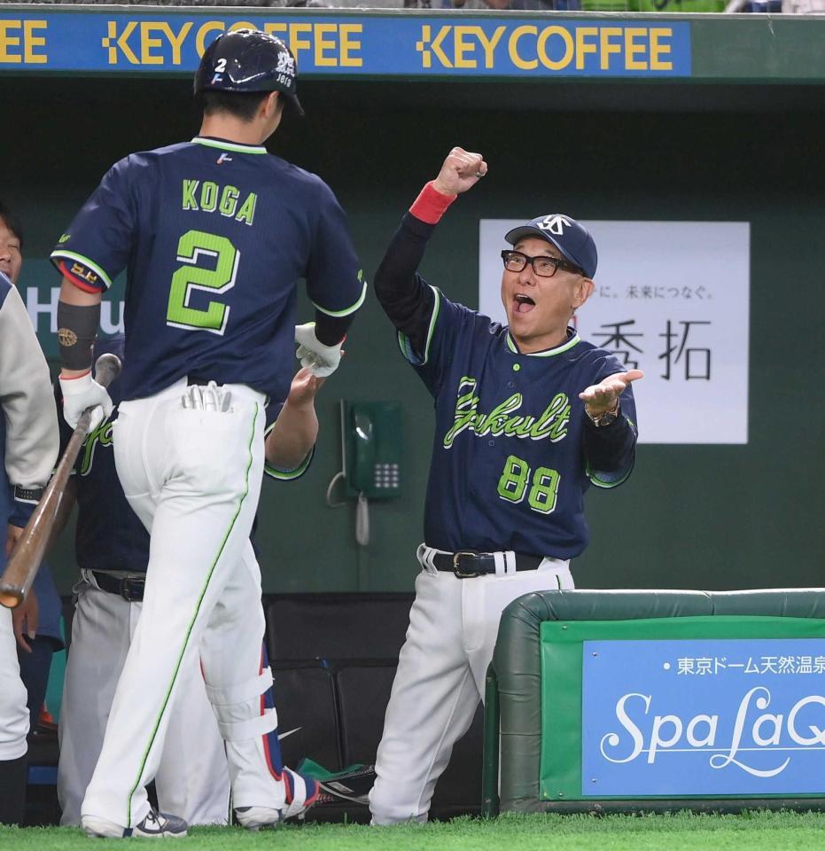 　３回、送りバントを決めた古賀をガッツポーズで迎える池山監督（撮影・開出牧）