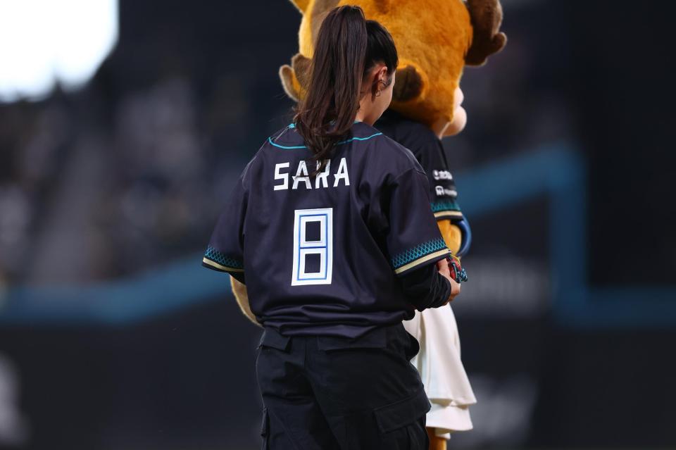１２日のファーストピッチセレモニーで「ＳＡＲＡ」のユニホームでマウンドに向かう高梨沙羅（撮影・中島達哉）