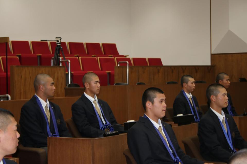 話しを聞く中村（後列左から２人目）